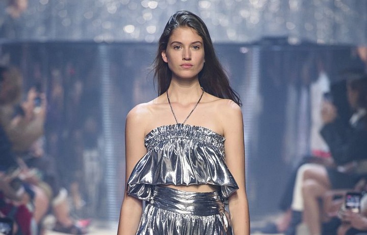 Třpytivé látky a luxusní metalické odlesky.