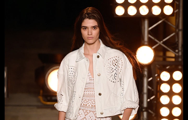 Průsvitná a něžná krajka.