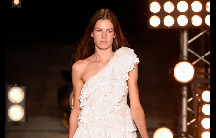 Bílá romantická krajka s luxusním nádechem.