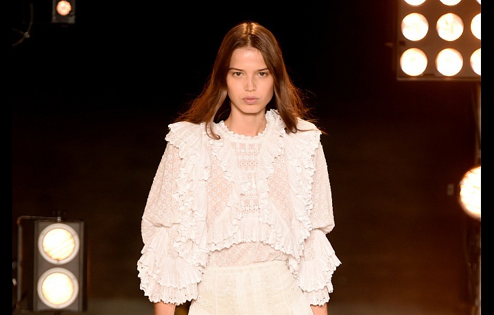 Bílá romantická krajka s luxusním nádechem.