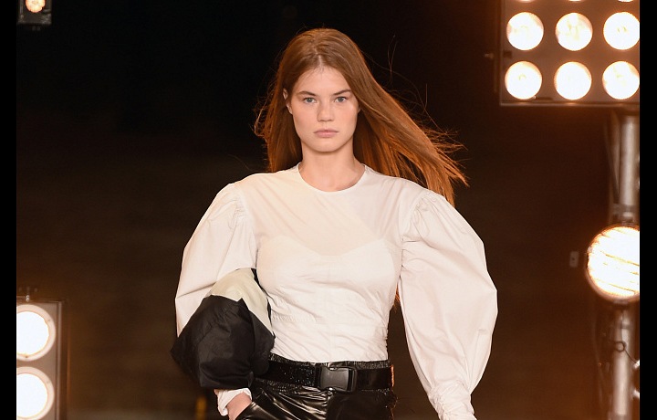 Odvážné střihy, materiál i sexy černá.