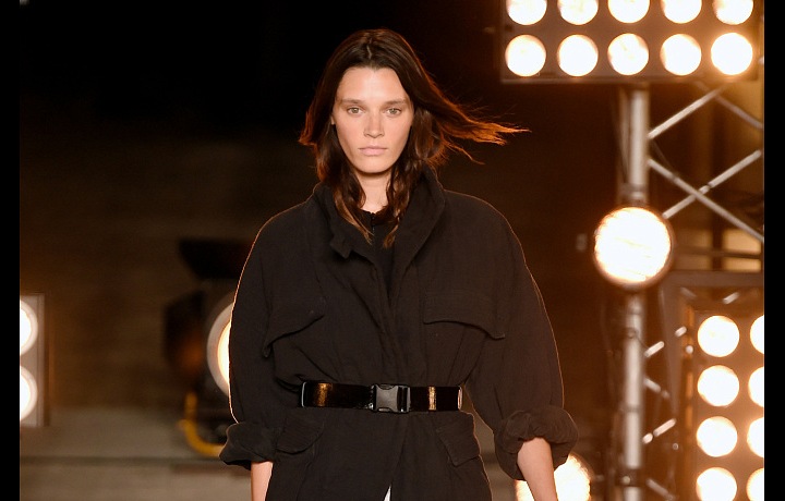 Odvážné střihy, materiál i sexy černá.