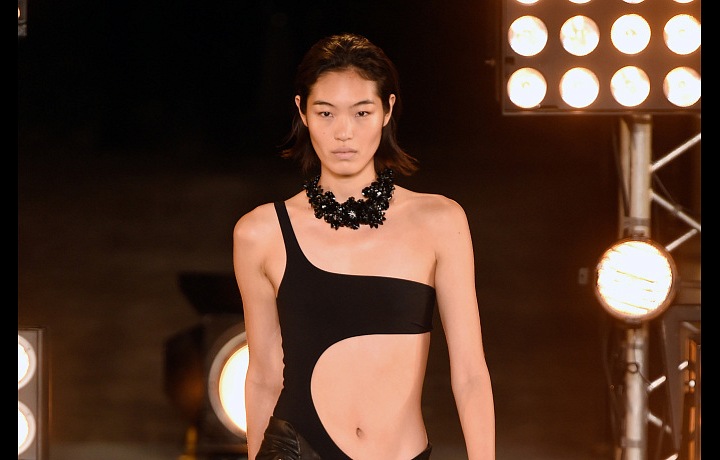 Odvážné střihy, materiál i sexy černá.