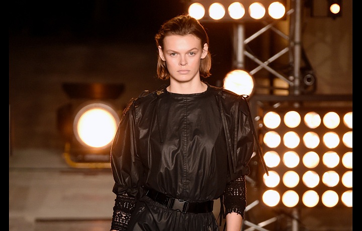 Odvážné střihy, materiál i sexy černá.