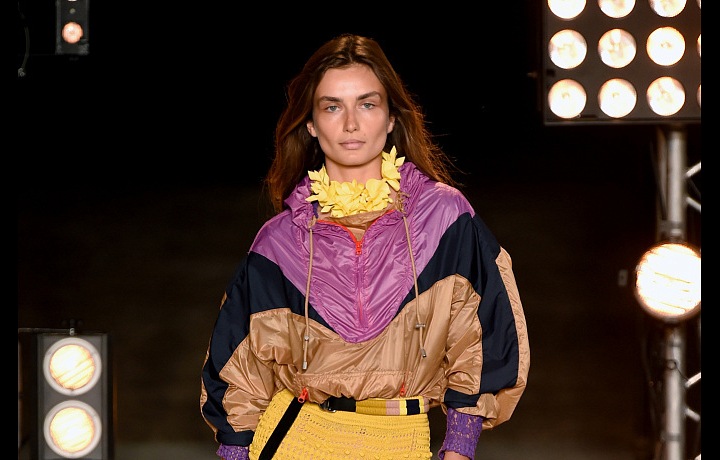 Barvy a sportovní prvky.