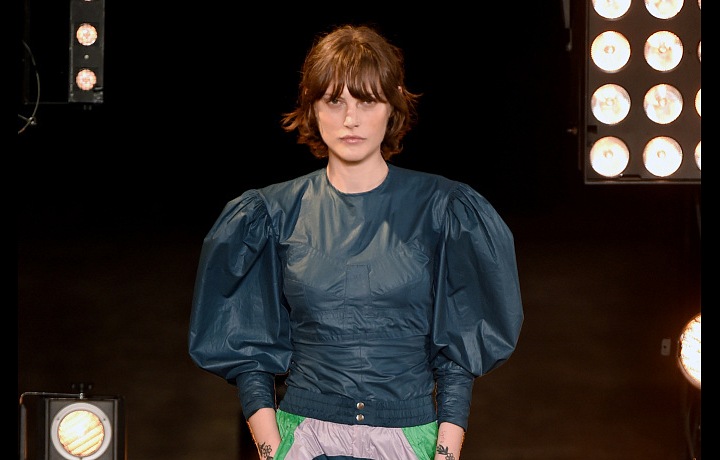 Barvy a sportovní prvky.