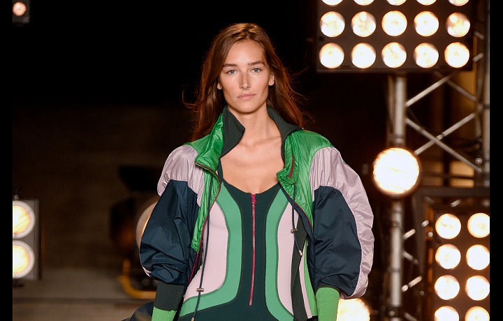 Barvy a sportovní prvky.