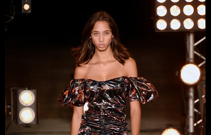 Odhalená ramena jsou stále v kurzu.