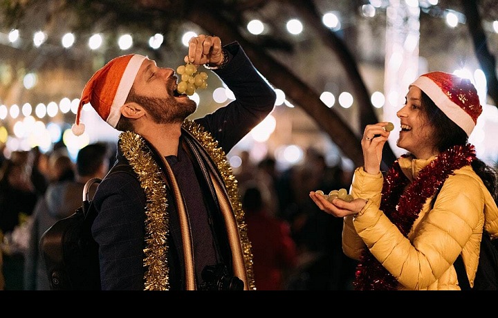 Ve Španělsku je tradice „Las doce uvas de la suerte“ hlavním silvestrovským rituálem. Přesně o půlnoci lidé snědí 12 rozinek, přičemž každé hrozny symbolizuje štěstí v jednom z nadcházejících měsíců nového roku