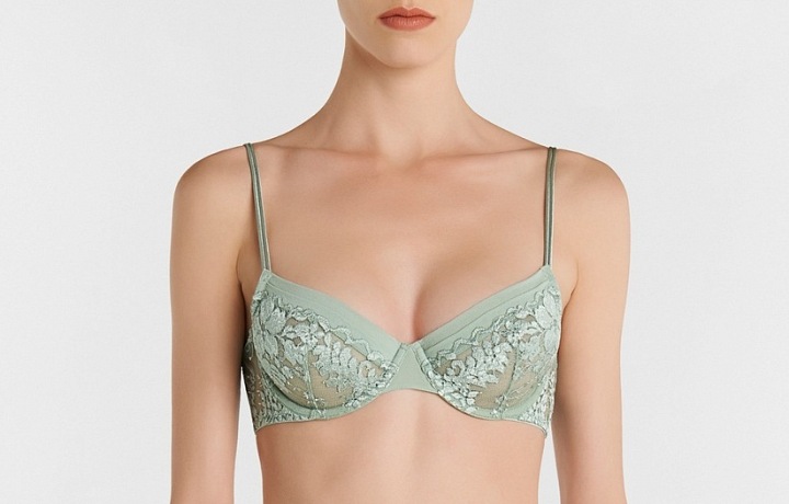 Neotřelá světle zelenkavá barvy