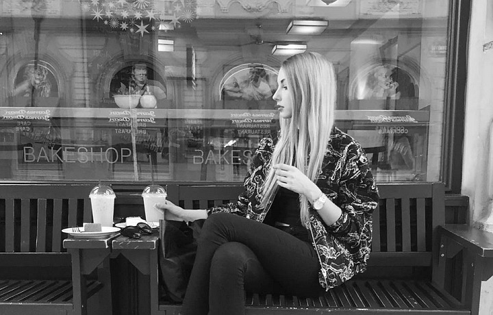 Pavlína o sobě ráda tvrdí, že je kavárenským povalečem. 