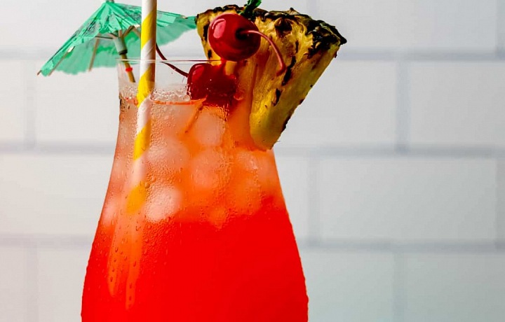 Na hostině se podává i tradiční rumový punč a jiné nápoje