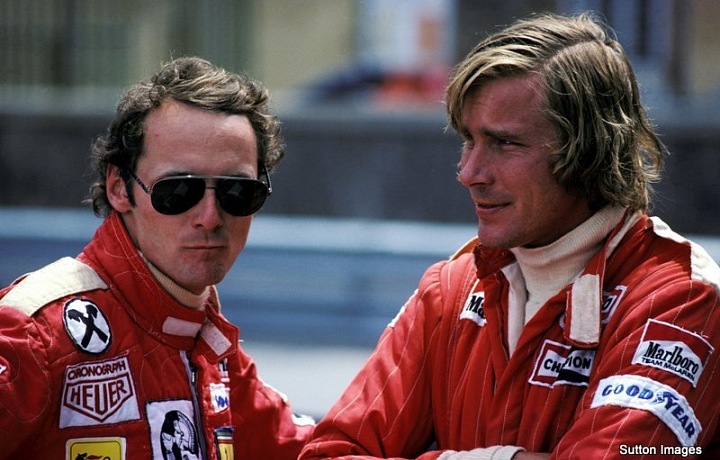 (zleva) Niki Lauda a James Hunt