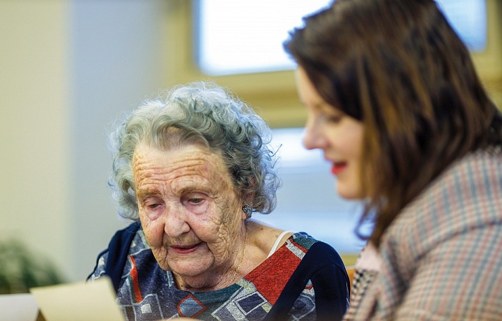 Ministryně Jana Maláčová se seniorkou