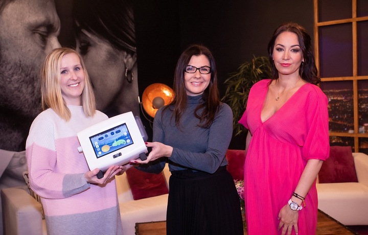 Agáta Hanychová na předání kašlacího asistenta pro malého Honzíka