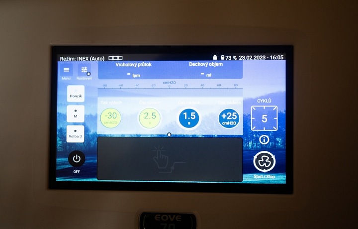 Displej kašlacího asistenta