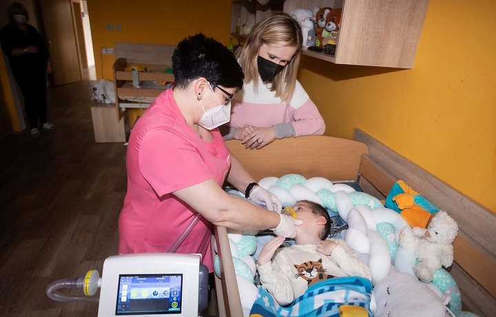 Sstřička a maminka s Honzíkem