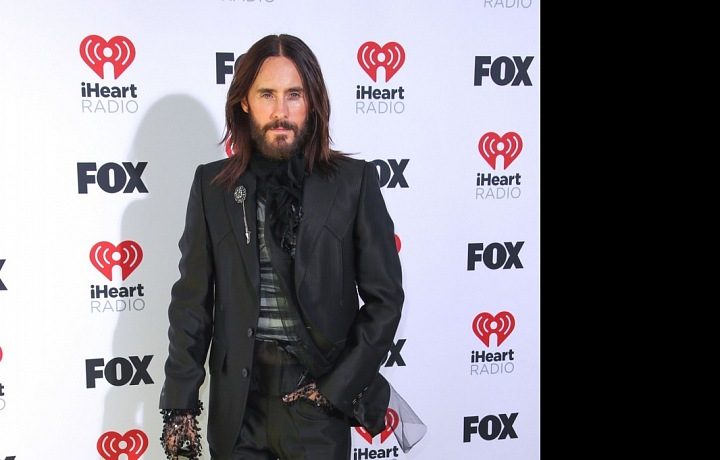 Jared Leto, mistr převleků, v krajkovaných rukavičkách