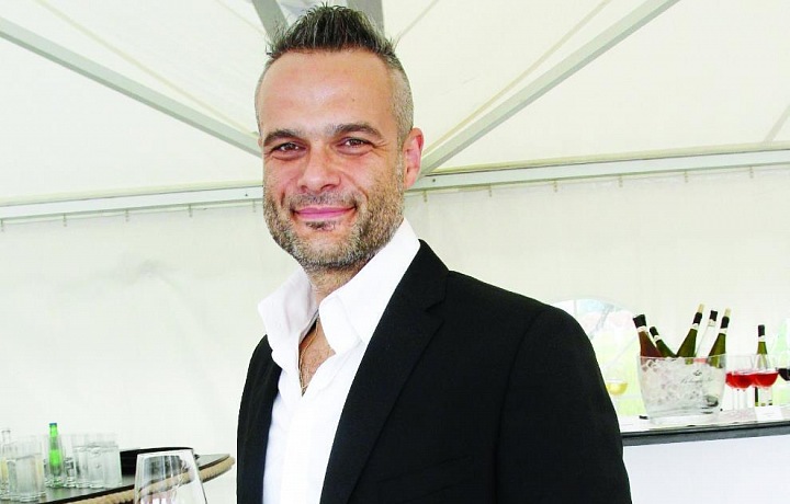 V show se prezentuje jako nemilosrdný kat