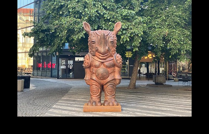 Bronzový nosorožec poukazuje na nutnost světové ochrany zvířat