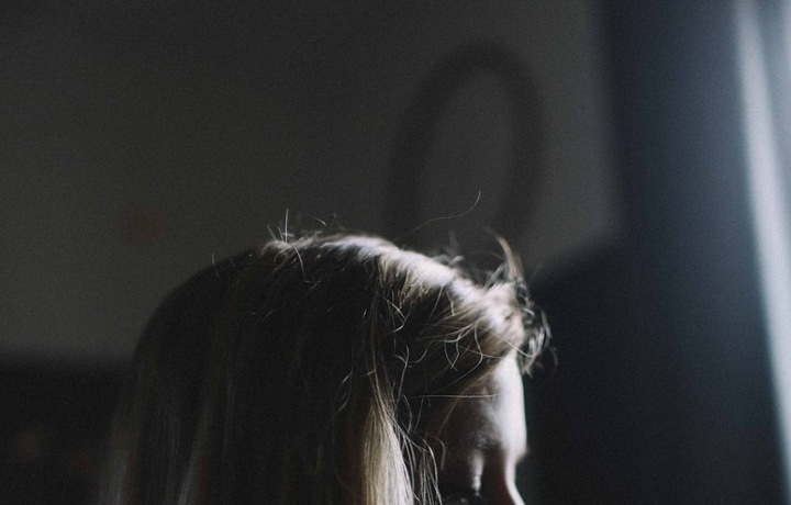 Žena s dítětem ve stínu.