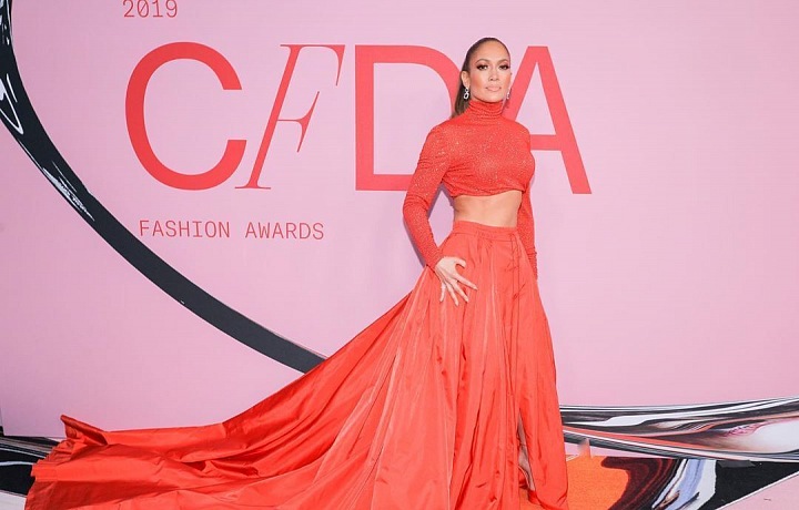 Módní ikona 2019 Jennifer Lopez - šaty Ralph Lauren