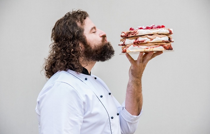 Maršálek svou profesi doslova miluje. Nejvíc si pochutná na čokoládě. 