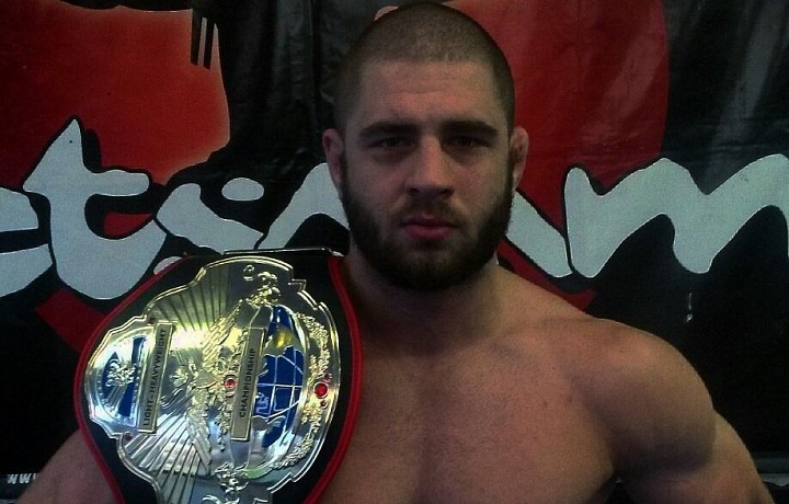 S titulovým pásem české organizace GFC.