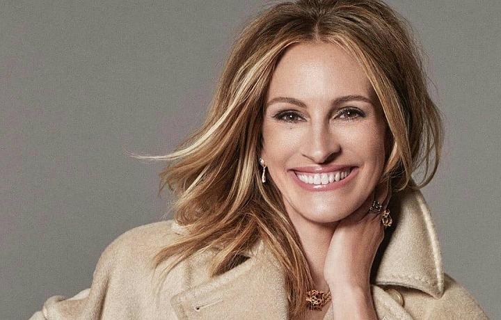 Julia Roberts v béžovém kabátu