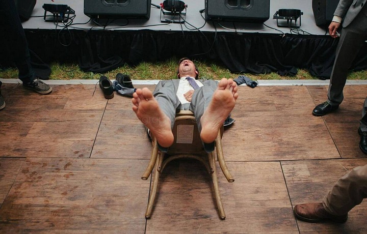 V Jižní Koreji jsou ženichové podrobeni bolestivému rituálu. Ten je znám jako „falaka“ a spočívá v tom, že družbové nebo členové rodiny bijí ženicha přes chodidla 