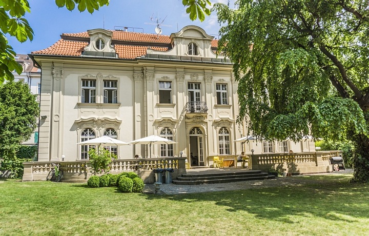 Zahrada a překrásná vila, kde sídlí K10