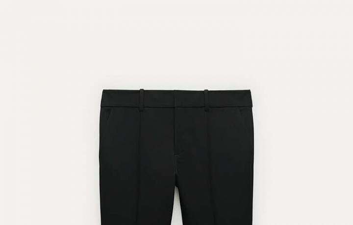 Černé klasické dámské kalhoty.