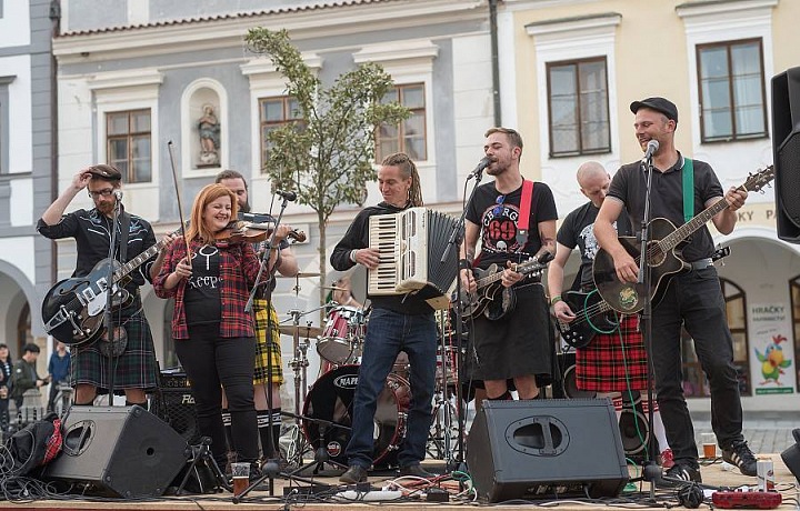 Ivan Bartoš v předvolební kampani.
