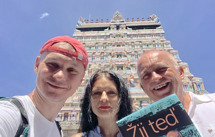 Karel s partnerem Vláďou a kamarádkou Zuzkou v Indii. 