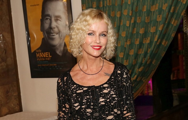 Karin Krajčo v krajkových šatech.