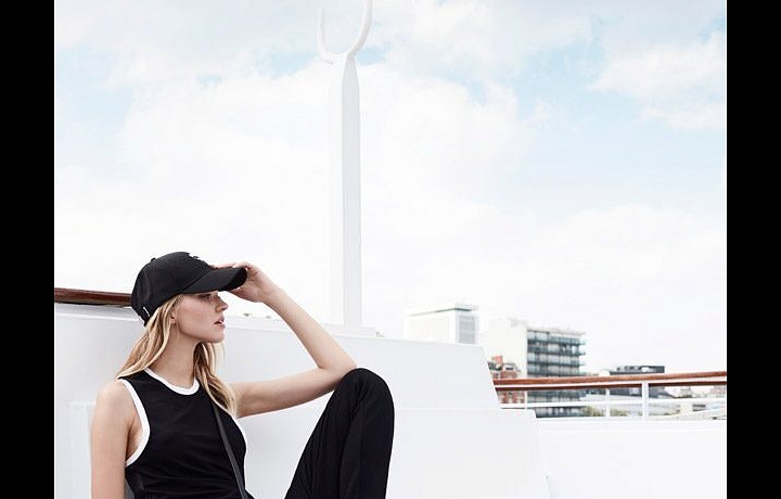 Kombinace sportovní módy s elegantní.