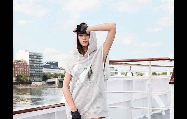 Kombinace sportovní módy s elegantní.