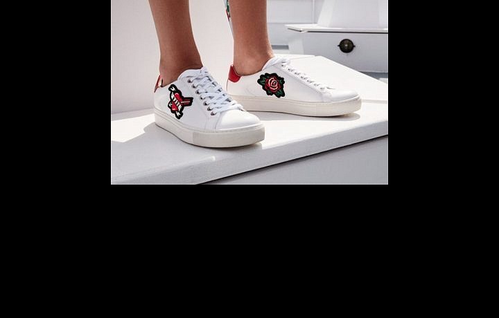 Trendy bílé tenisky.