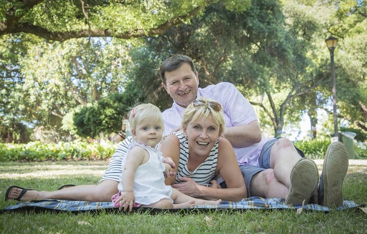 Honza s manželkou Miluškou a vnučkou Karličkou v Perthu