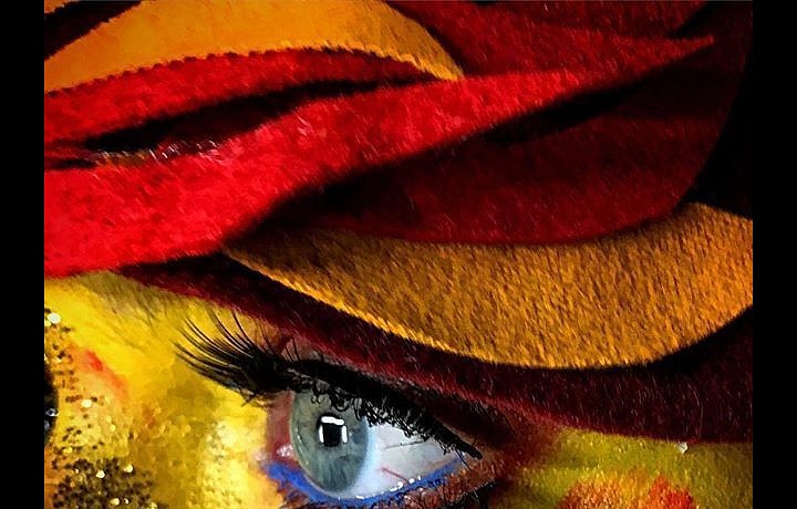 Výrazné líčení dotáhne kostým k dokonalosti