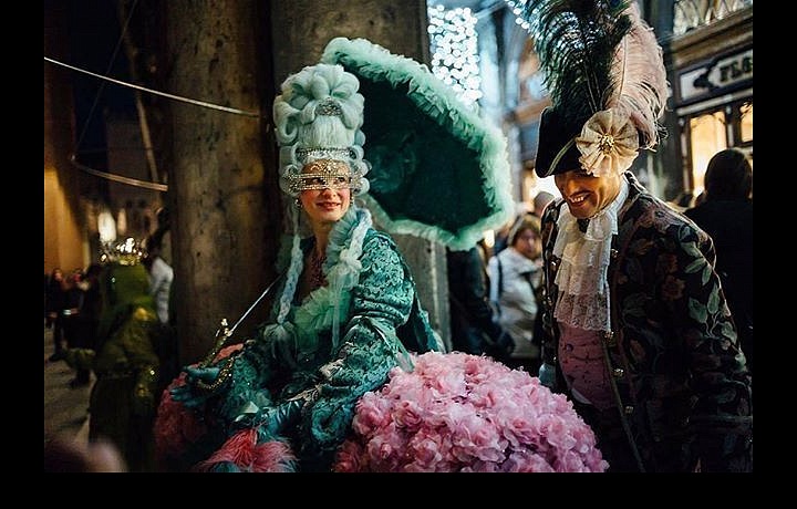 Široké krinolíny, paraplíčka a volánky? Tak se oblékala benátská šlechta.