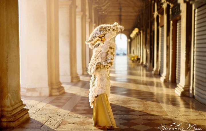 Originální kostým ve zlatých barvách v ulicích Benátek