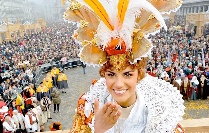 Festa delle Marie a krásná benátská dívka 