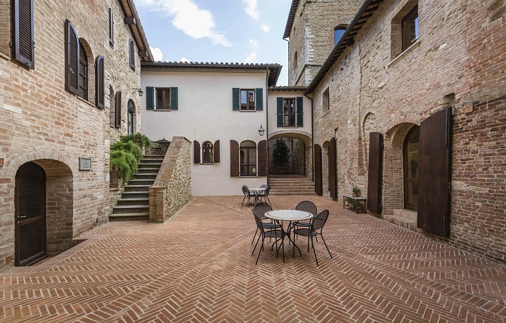 Nově vystavěné divadlo