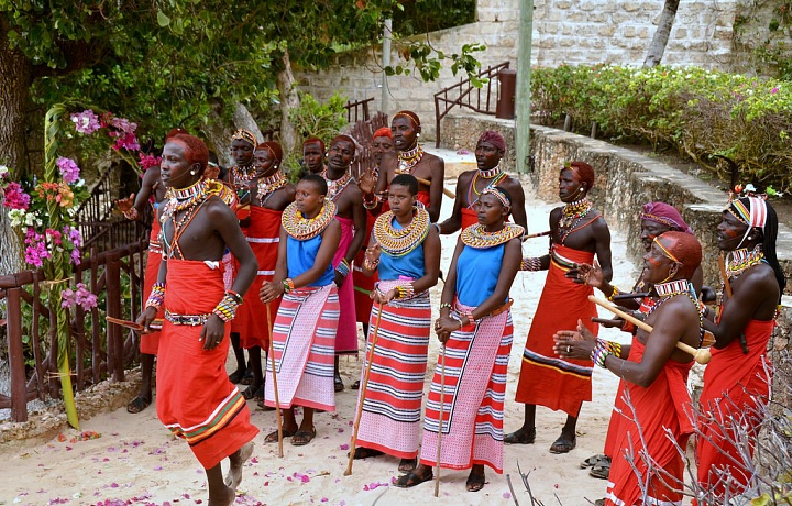 Nevěsty z etnické skupiny Masajů v Keni se na svatbu připravují oholením hlavy