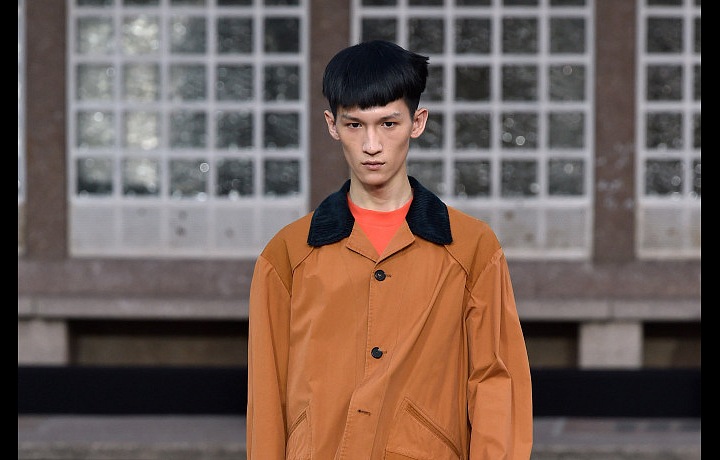 Camel barva je trendy. 