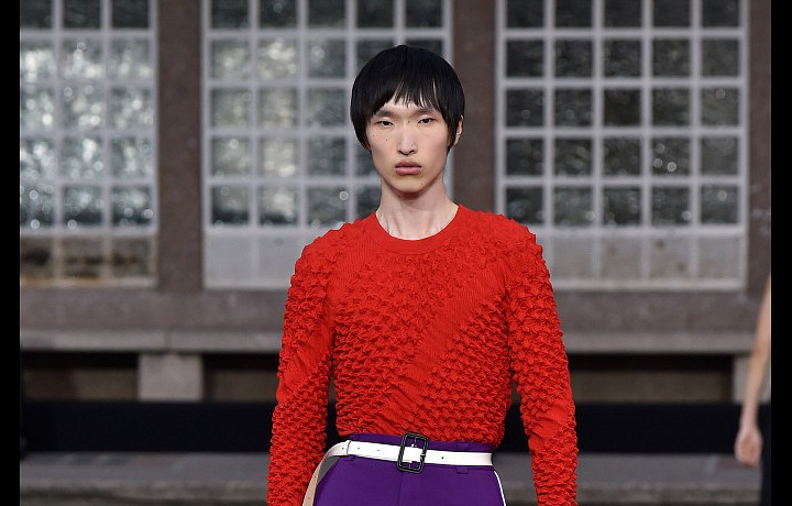 Kombinace fialové a červené je úžasná.