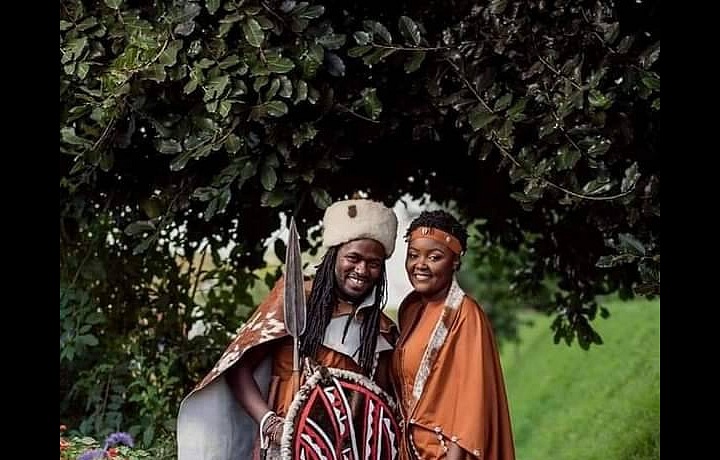 Po nalezení nevěsty musí ženich rituálně krájet kozí maso připravené na tuto příležitost.