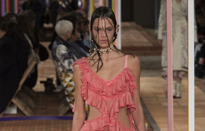 Volánky z módy nevyjdou. 