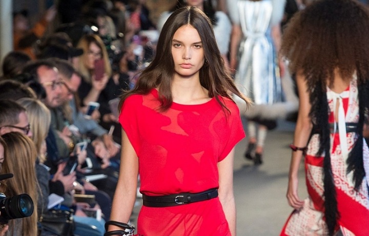 Červené šaty jsou zatraceně chic! 